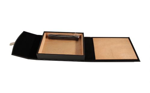 Utazó humidor - fekete bőr, cédrusfa szivartartó doboz, párásítóval - pántos